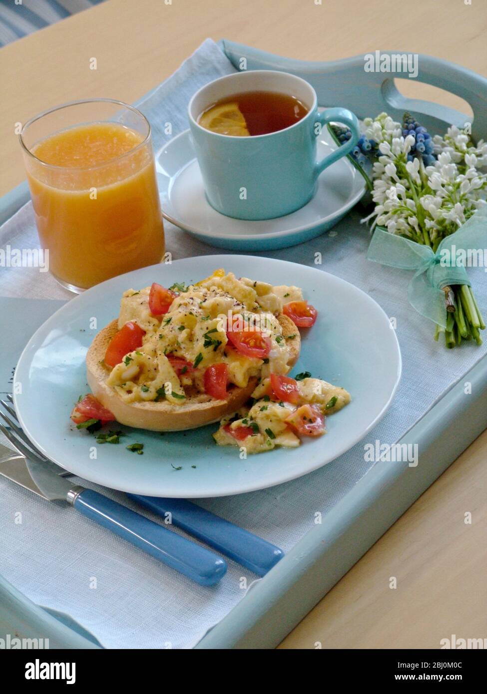 Plateau de petit déjeuner pour la fête des mères - Banque D'Images Plateau de petit déjeuner pour la fête des mères - Banque D'Images