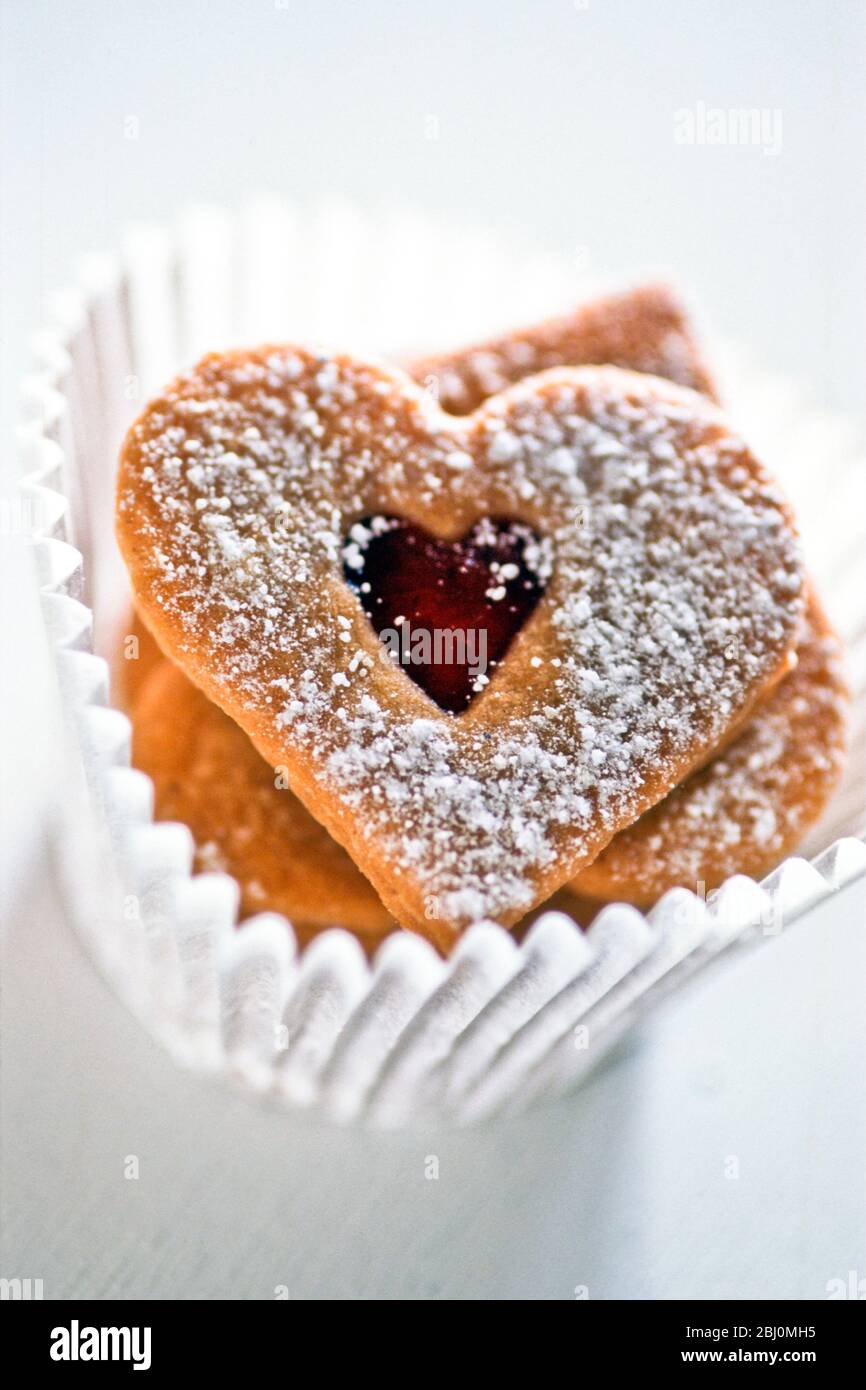 Biscuits en forme de coeur dans un boîtier en McMuffin de papier blanc 9 - Banque D'Images