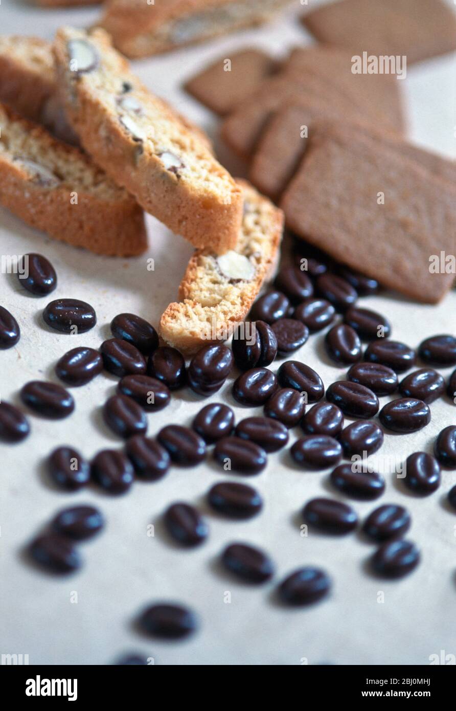 Biscuits Cantuccini et spekuloos avec grains de café enrobés de chocolat - Banque D'Images