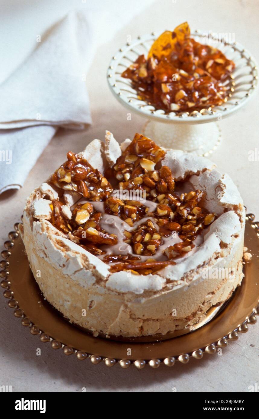 Gâteau de célébration de meringue, praline d'amande, et crème de café ou de chocolat. - Banque D'Images