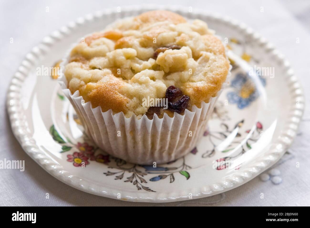 Petit muffin à cassis avec pomme râpée - Banque D'Images