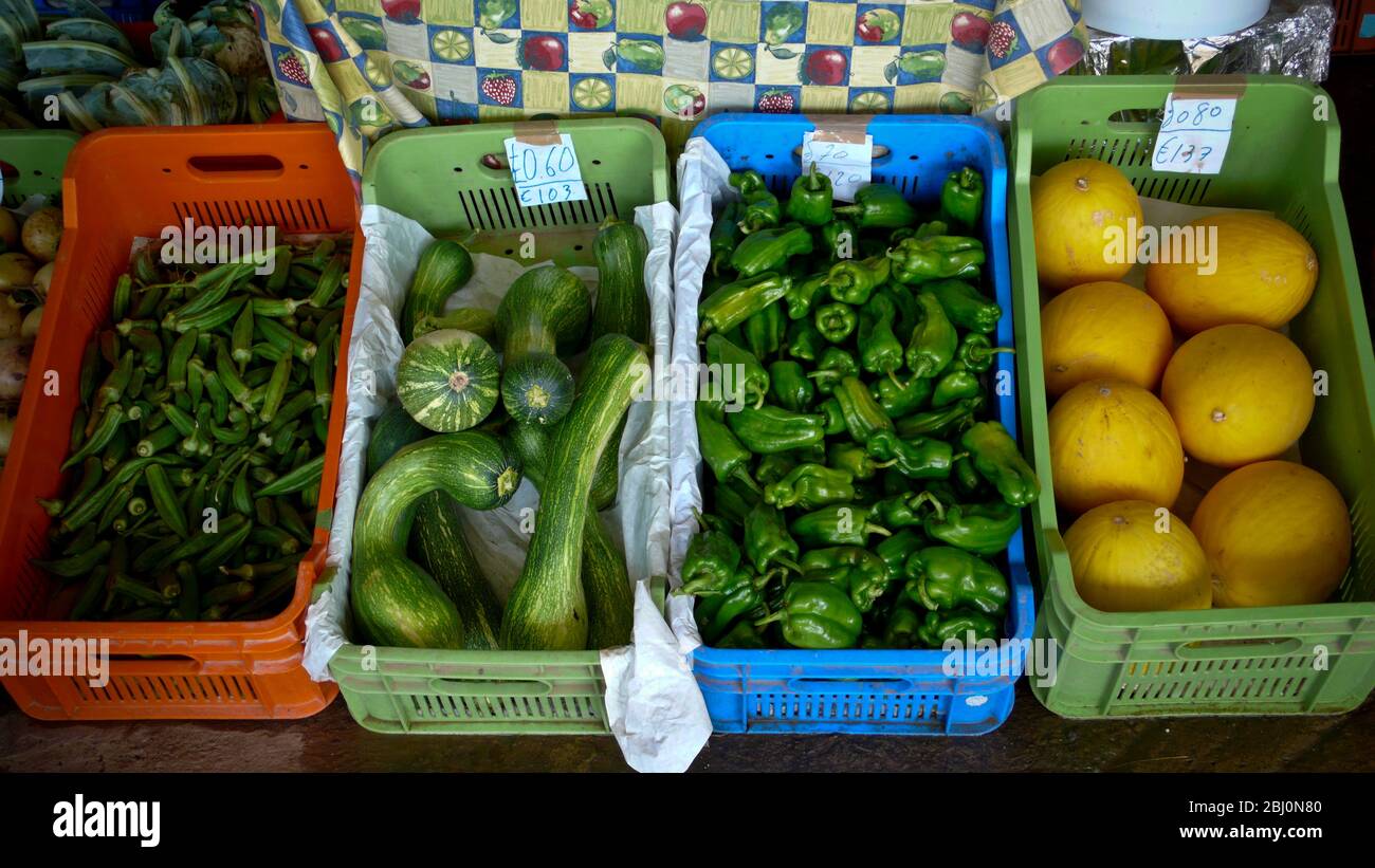 Okra, marnews , melons et poivrons verts en vente dans le stalle de ferme routière, dans le sud de Chypre. - Banque D'Images