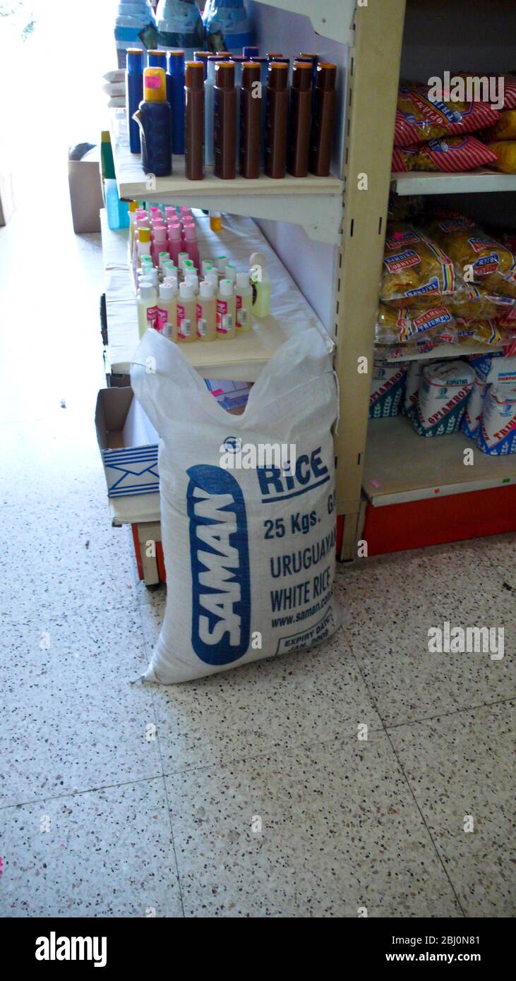 Sac de riz de l'Uruguay à vendre dans un supermarché chypriote grec - Banque D'Images