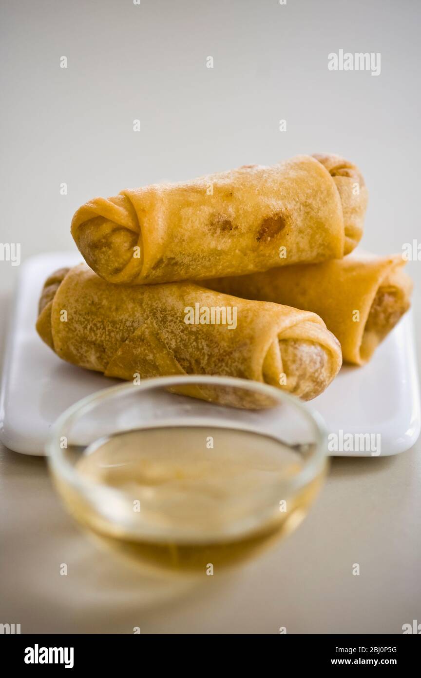 Petits rouleaux de printemps thaïlandais avec sauce à tremper douce - Banque D'Images
