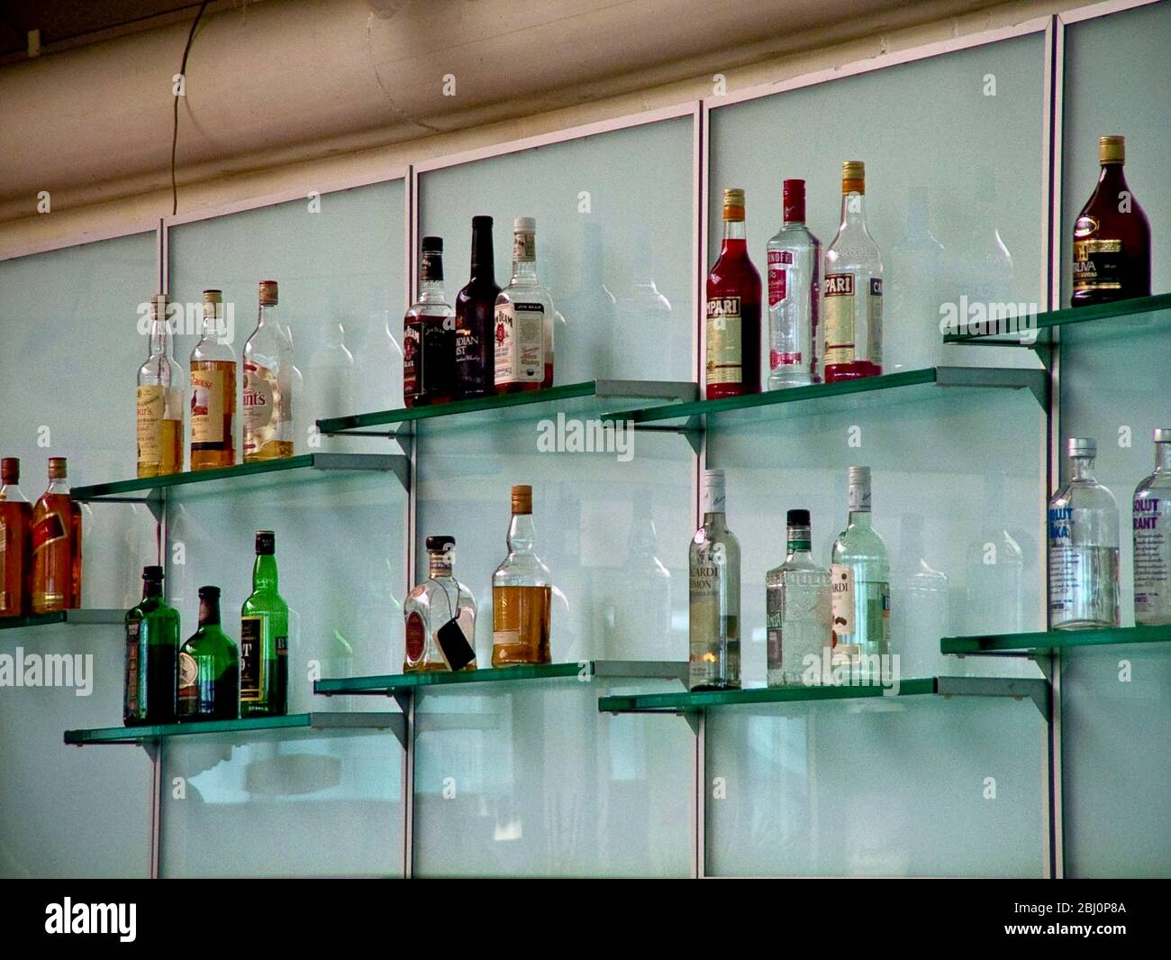 Intérieur d'un élégant bar à cocktails moderne à l'aéroport d'Istanbul, en Turquie. - Banque D'Images