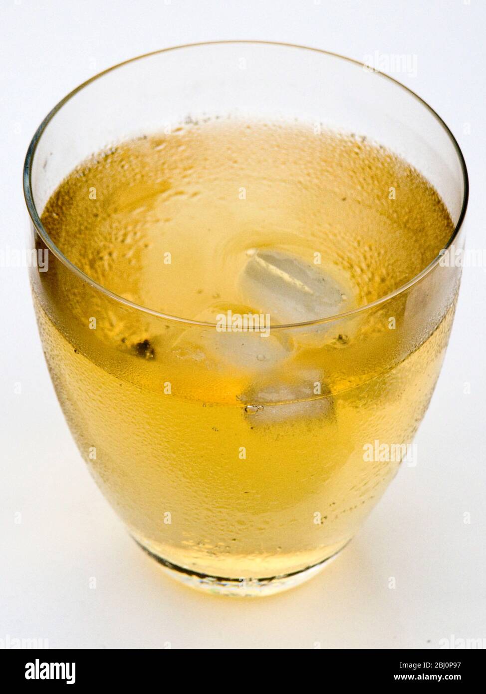 Verre de whisky et soda avec glace dans un verre cristal de plomb mince - Banque D'Images