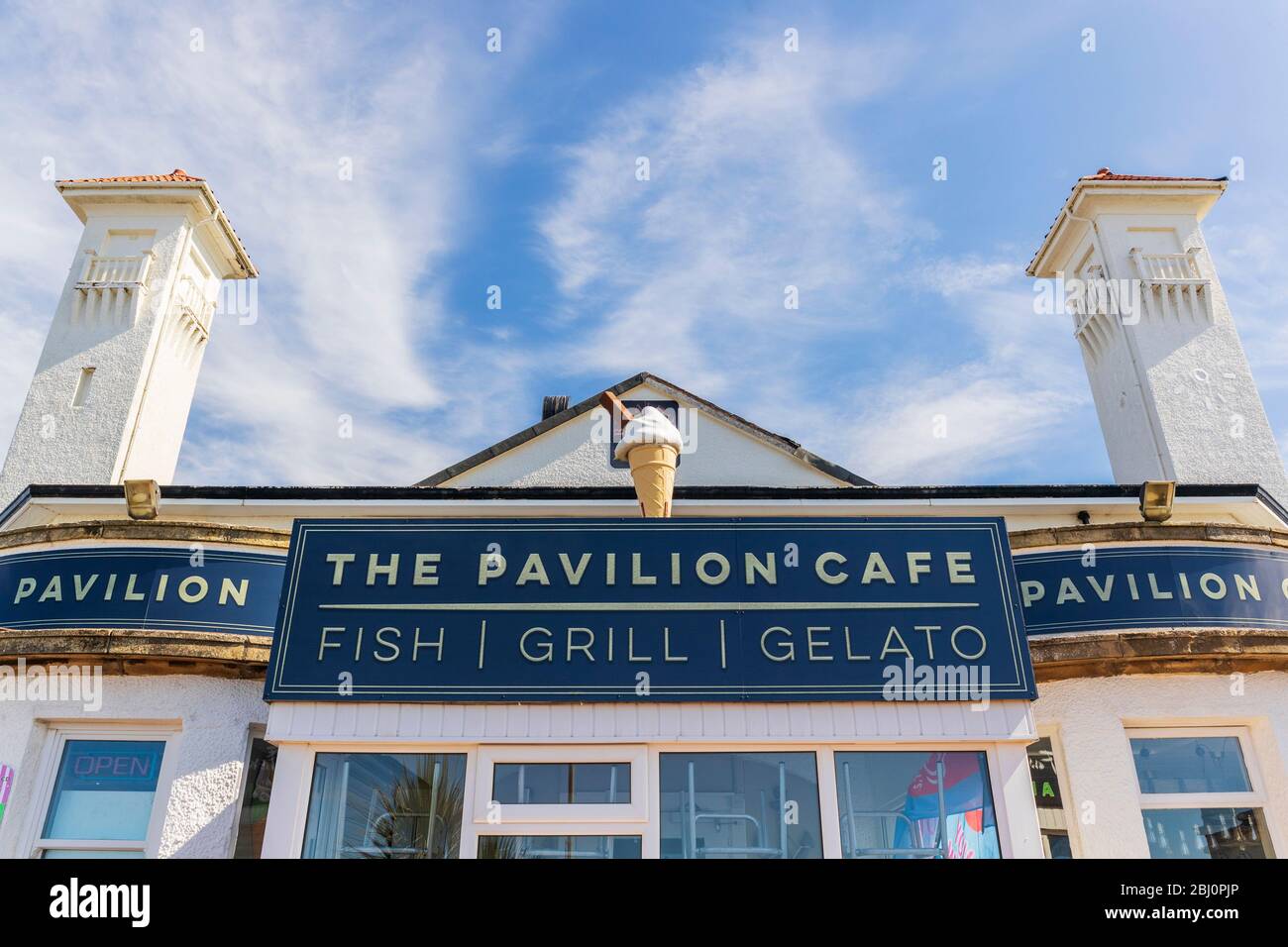Café traditionnel de bord de mer vendant des glaces et des poissons et des chips, sur la promenade, Ayr, South Ayrshire, Ecosse, Royaume-Uni Banque D'Images