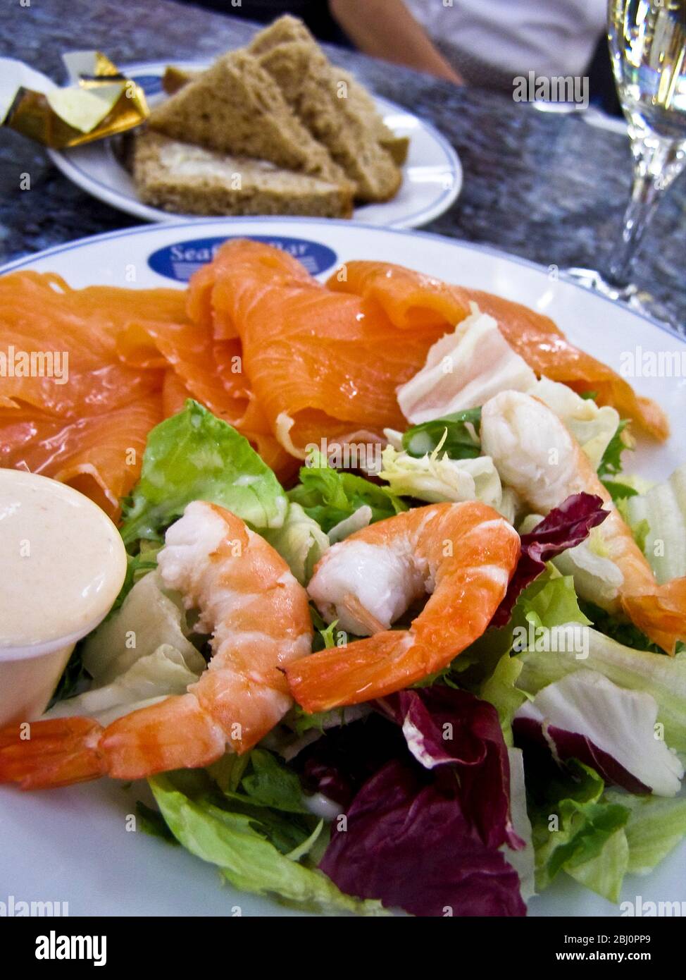 Plateau de fruits de mer à Stansted en attente d'avion - Banque D'Images Plateau de fruits de mer à Stansted en attente d'avion - Banque D'Images