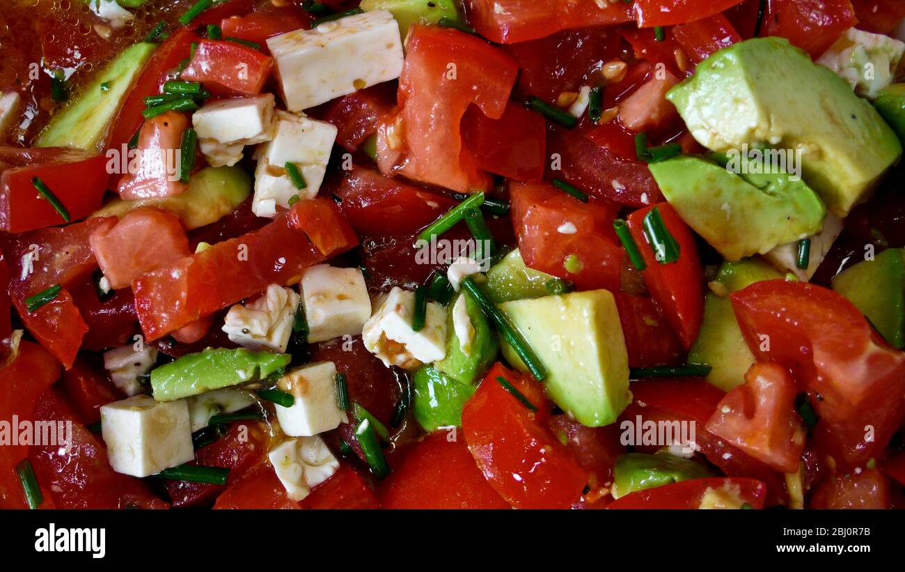 Salade d'été saine d'avocat, de tomate et de feta - Banque D'Images