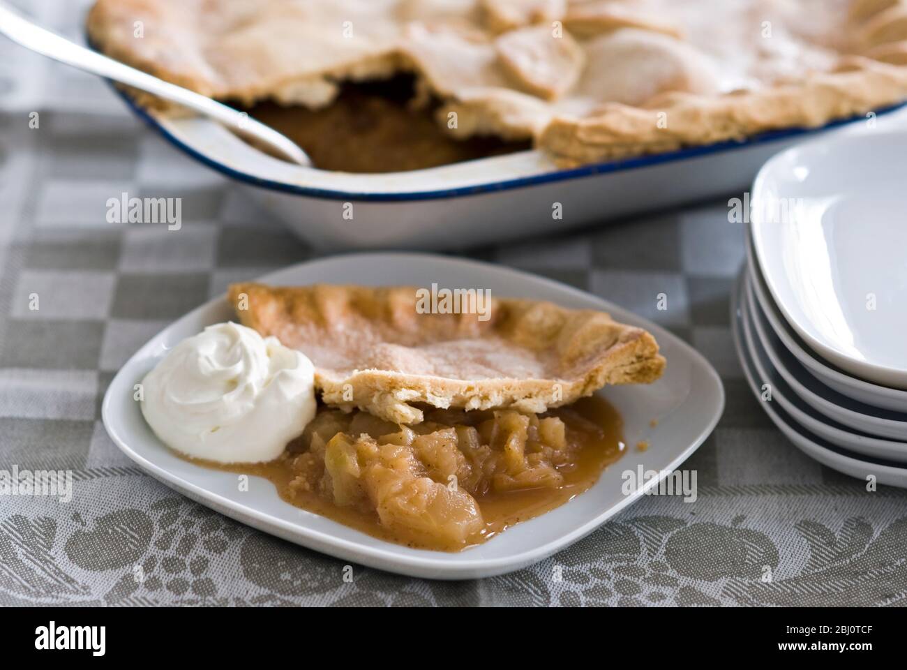 Tarte aux pommes classique de style champêtre avec crème - Banque D'Images