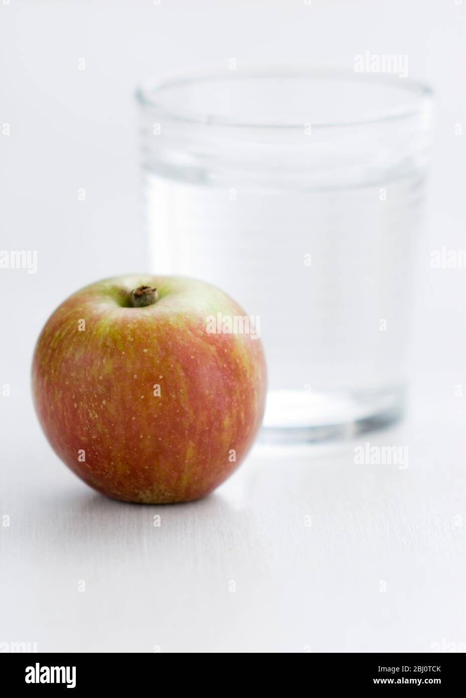 Collation légère très saine de pomme fraîche et verre d'eau pure - Banque D'Images