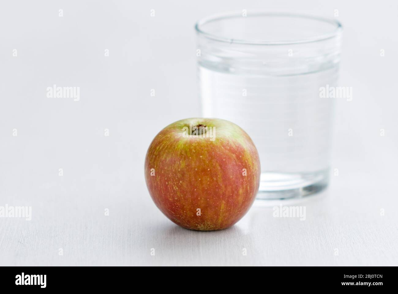 Collation légère très saine de pomme fraîche et verre d'eau pure - Banque D'Images