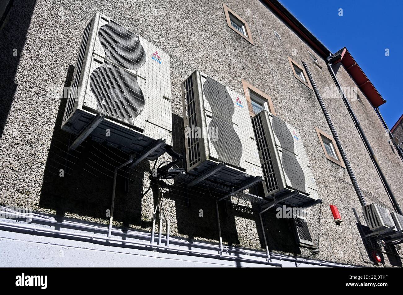 Unités de climatisation à variateur Mitsubishi Electric « M ver.Slim ». Stricklandgate, Kendal, Cumbria, Angleterre, Royaume-Uni, Europe. Banque D'Images