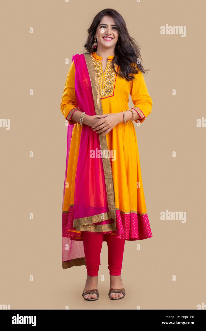 jeune femme souriant à l'appareil photo Banque D'Images