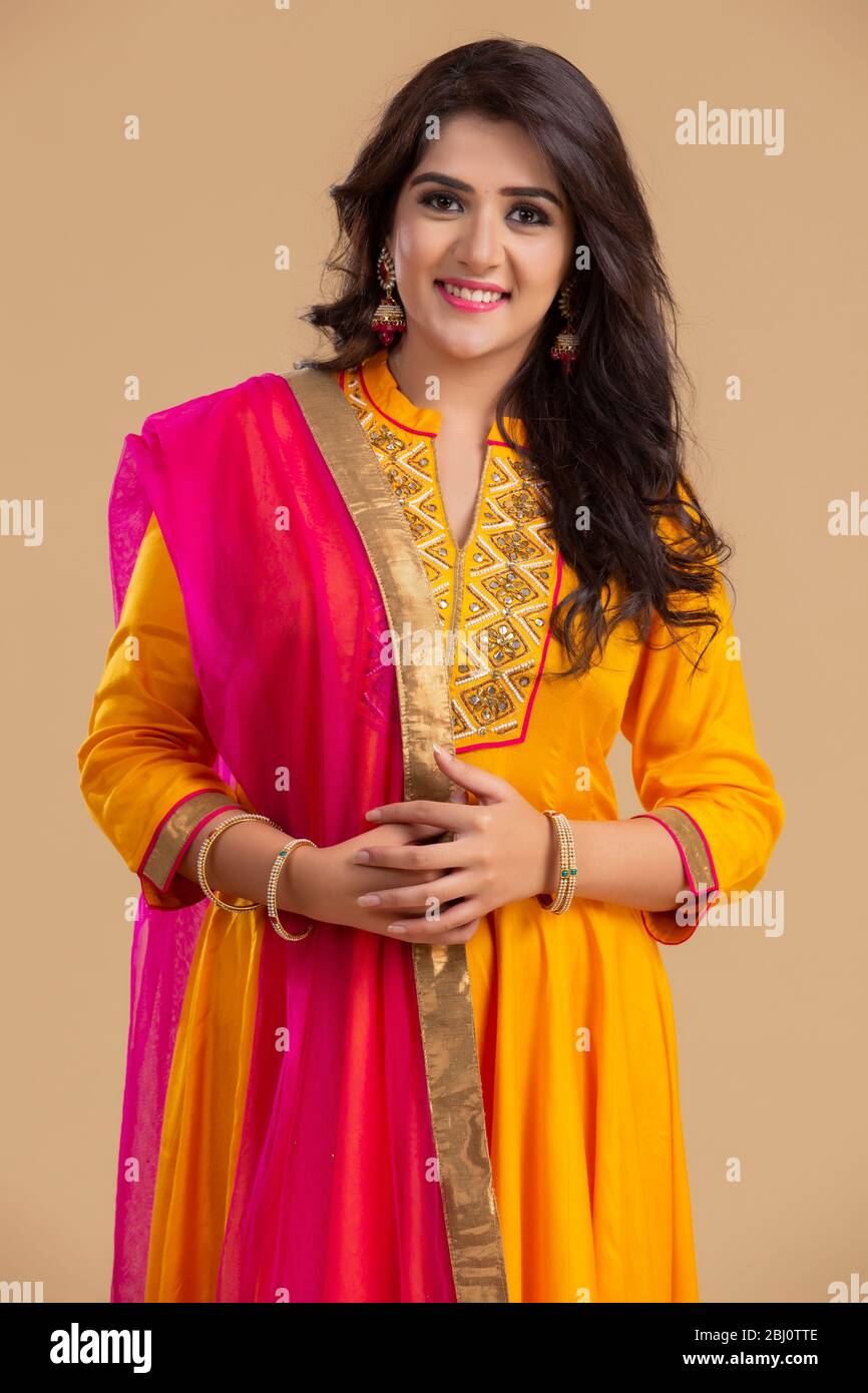 jeune femme souriant à l'appareil photo Banque D'Images