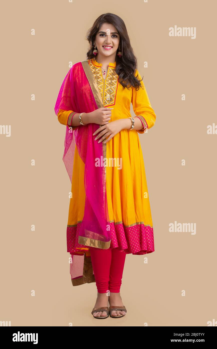 jeune femme souriant à l'appareil photo Banque D'Images