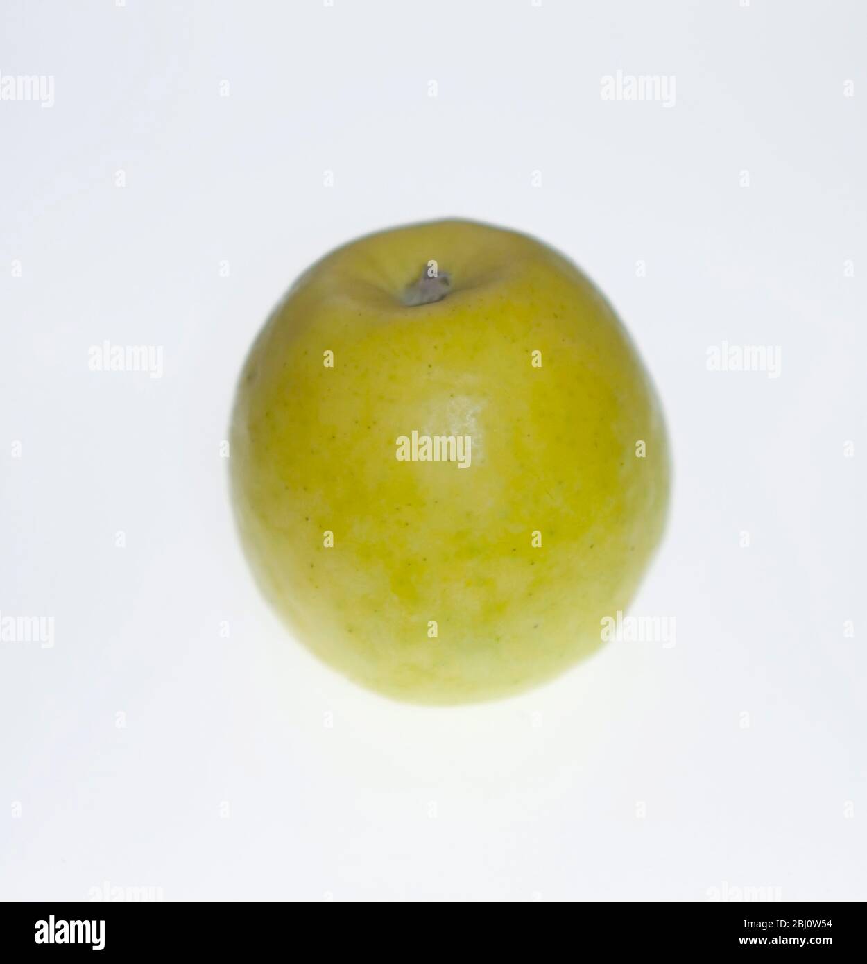 Pomme verte jaune sur fond blanc - Banque D'Images