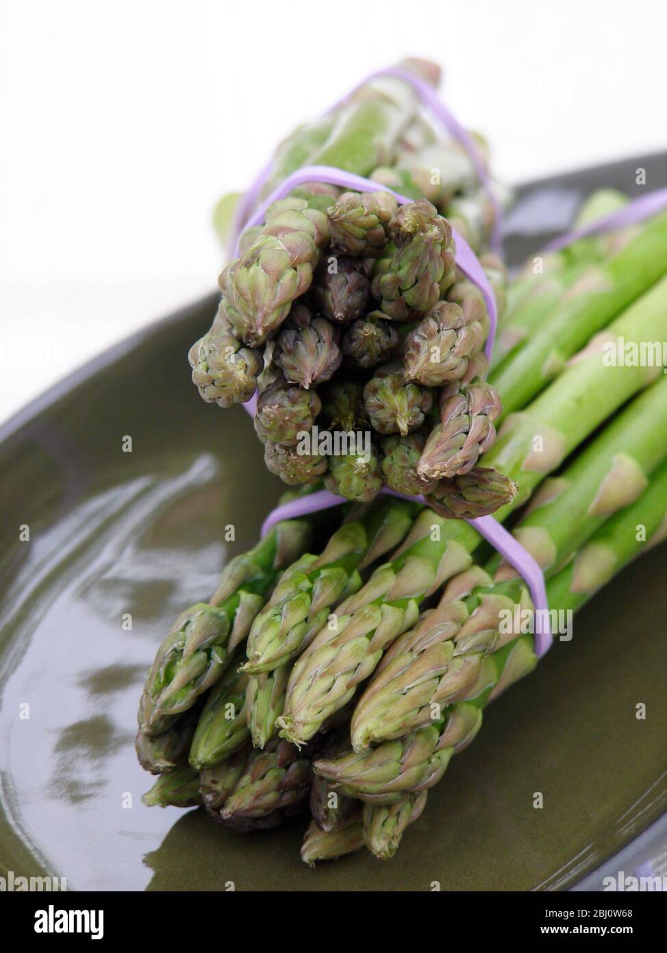 Deux petits pains d'asperges sur plaque verte - Banque D'Images