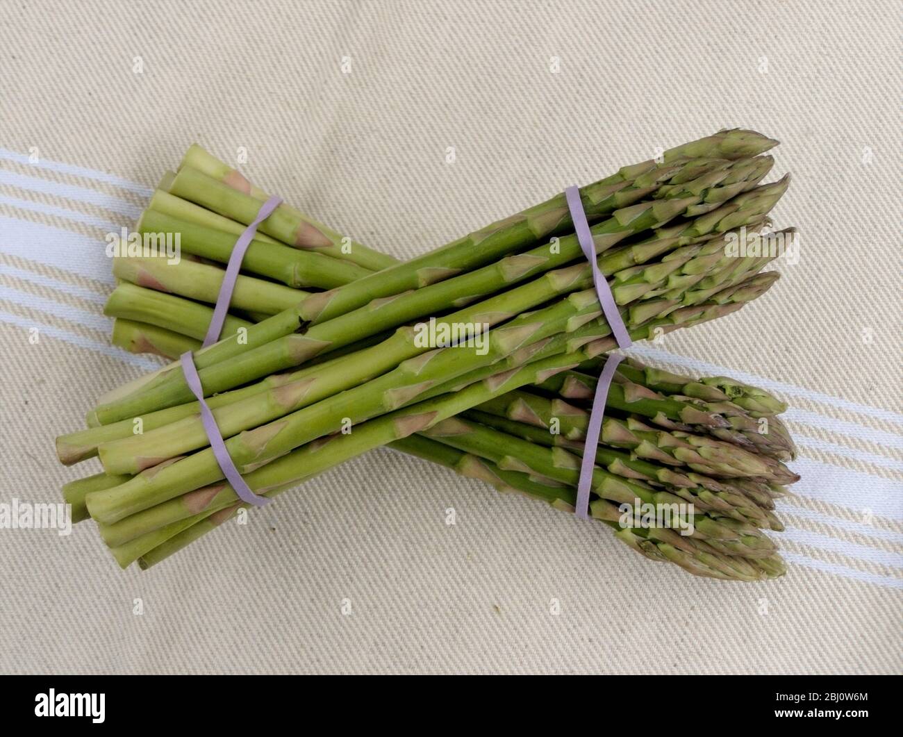 Deux petits pains d'asperges sur un tissu naturel - Banque D'Images