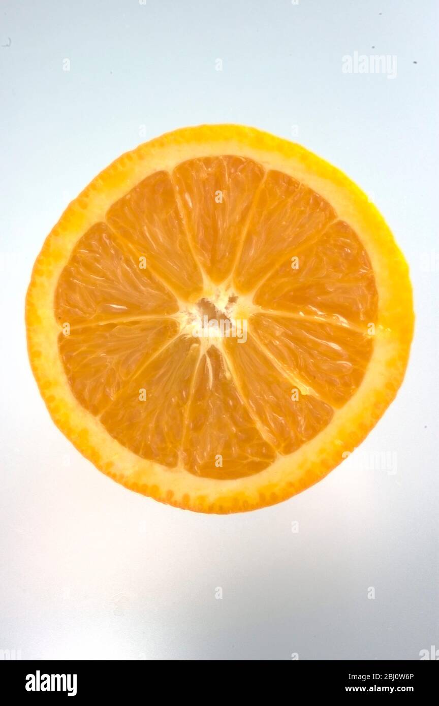 Face coupée de moitié orange sur fond blanc - Banque D'Images