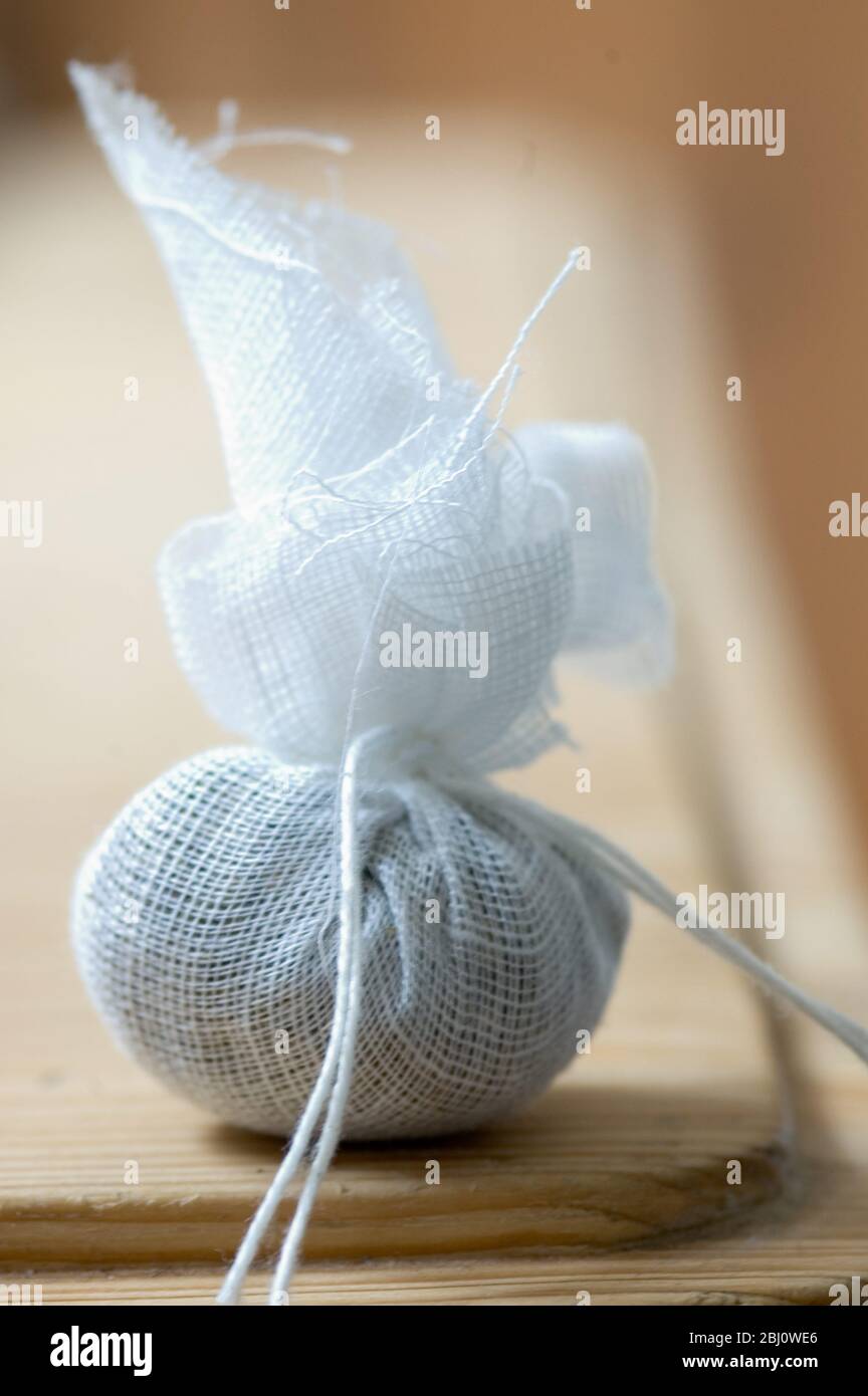 Un petit carré de mousseline attaché autour du bouquet garni herbes - Banque D'Images