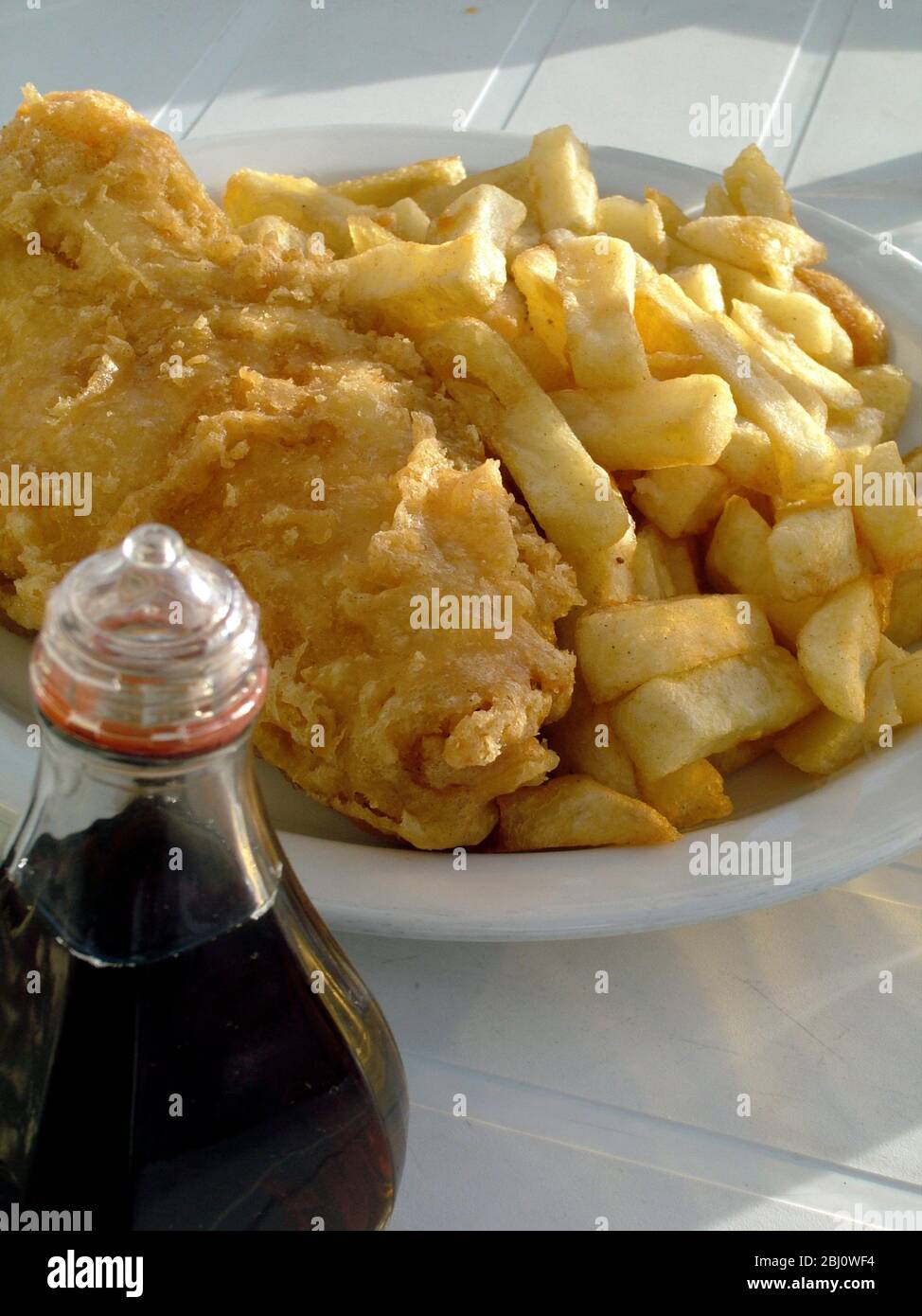 Poisson et chips traditionnels au café extérieur sur le front de mer à Hastings - Banque D'Images