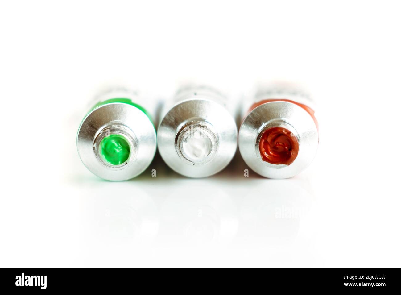 Trois tubes de couleur verte, blanche et rouge sur fond blanc. Concept de drapeau italien Banque D'Images
