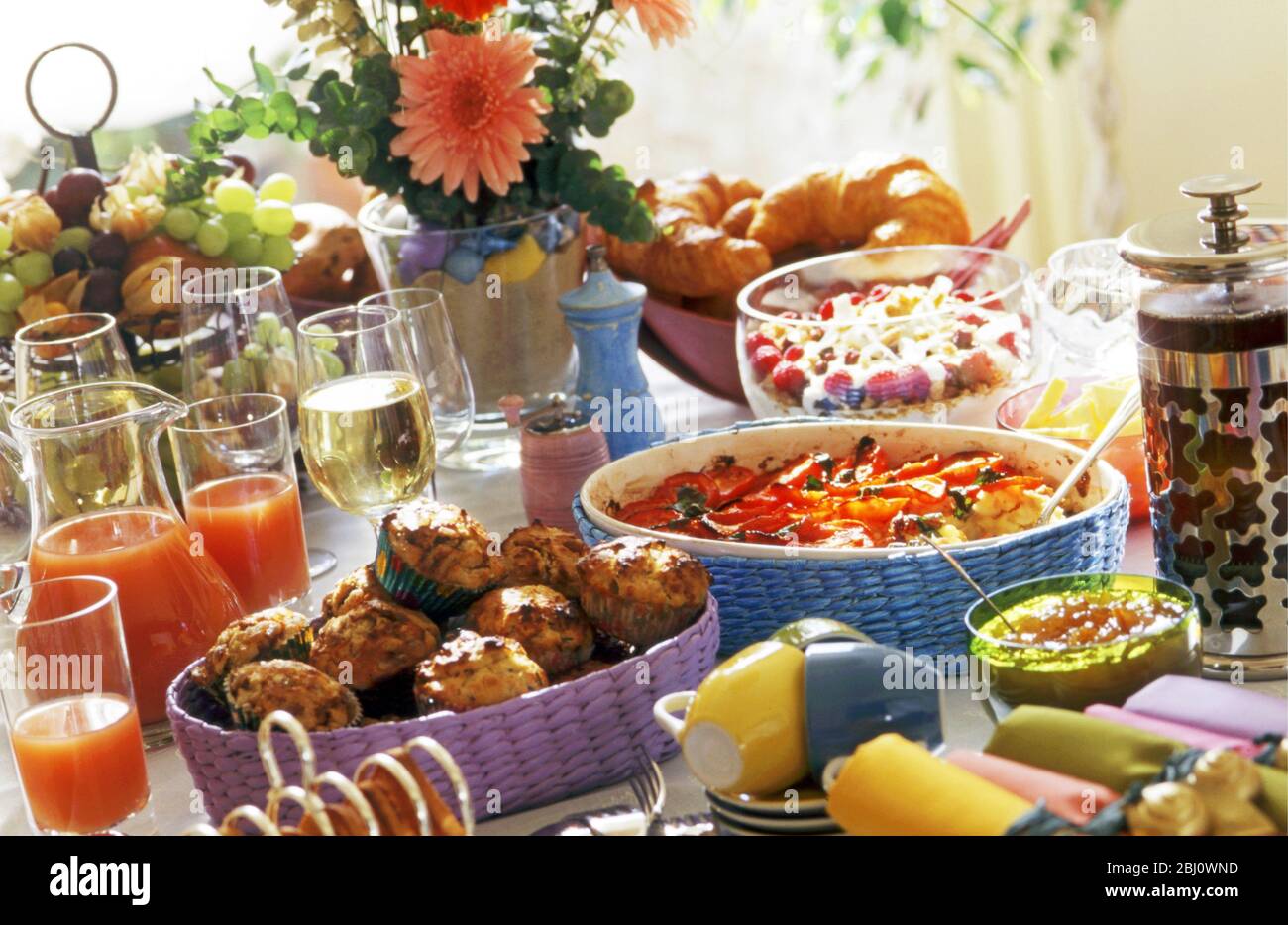 La nourriture est servie sur la table pour la fête du brunch - Banque D'Images