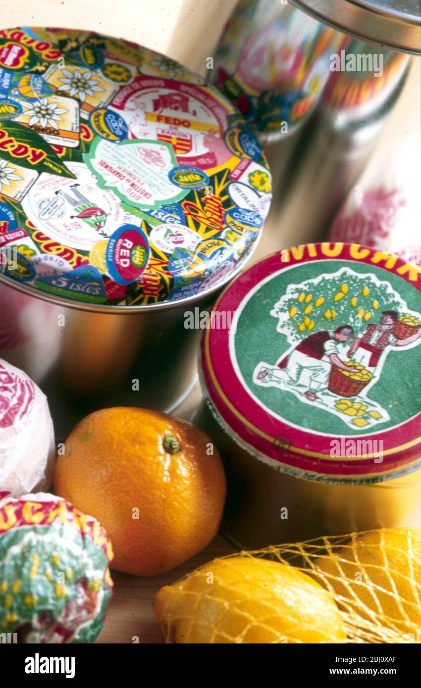 Boîtes décoratives avec couvercles recouverts de tartines de fruits - Banque D'Images