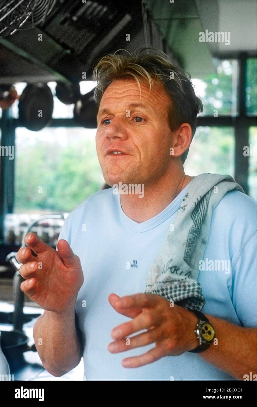 Gordon Ramsay dans sa cuisine à la maison - Banque D'Images