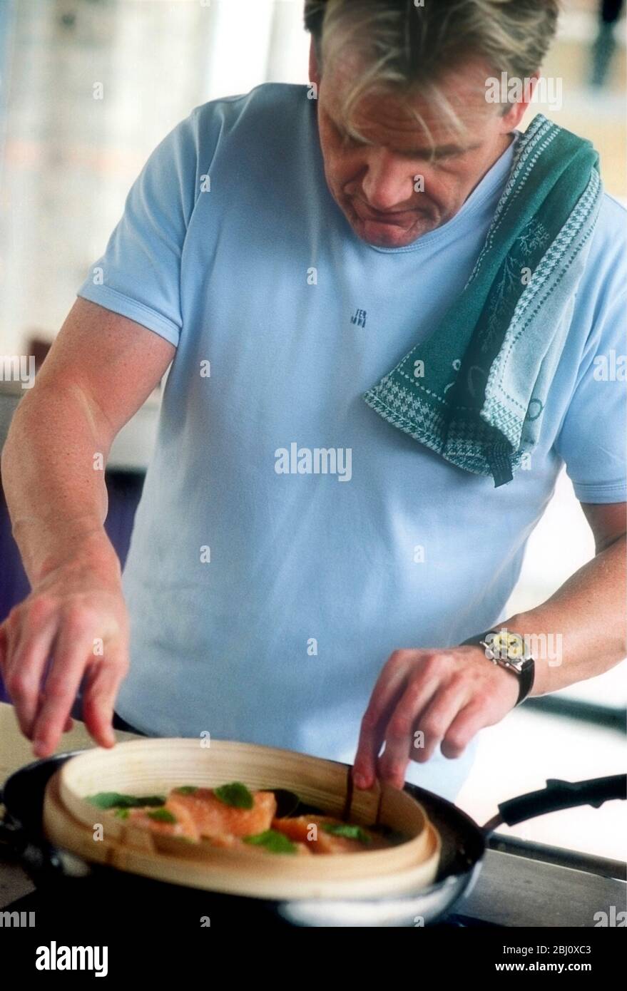 Gordon Ramsay cuisine dans sa cuisine à la maison - Banque D'Images