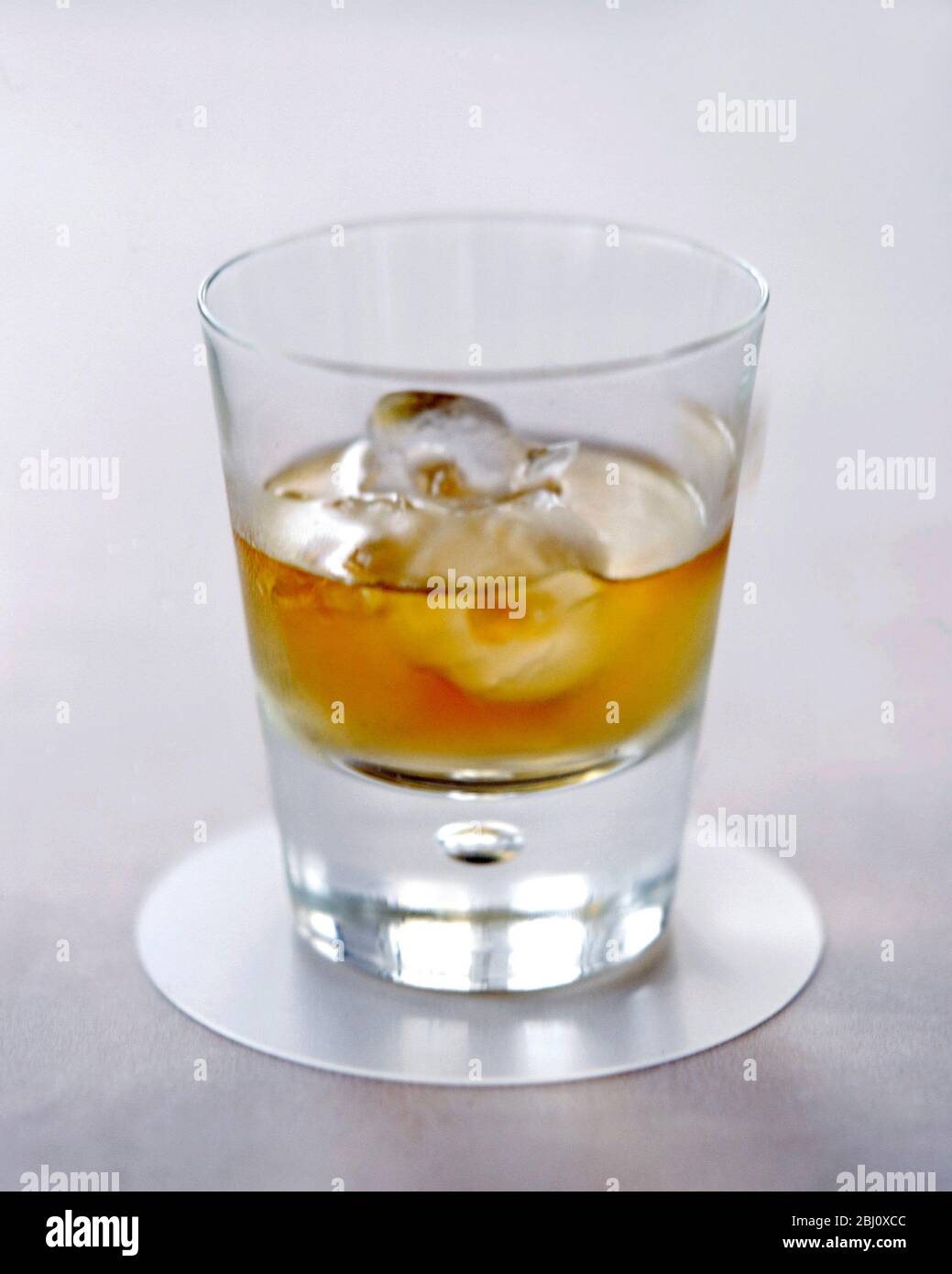 Verre à whisky moderne de whisky pur malt - Banque D'Images