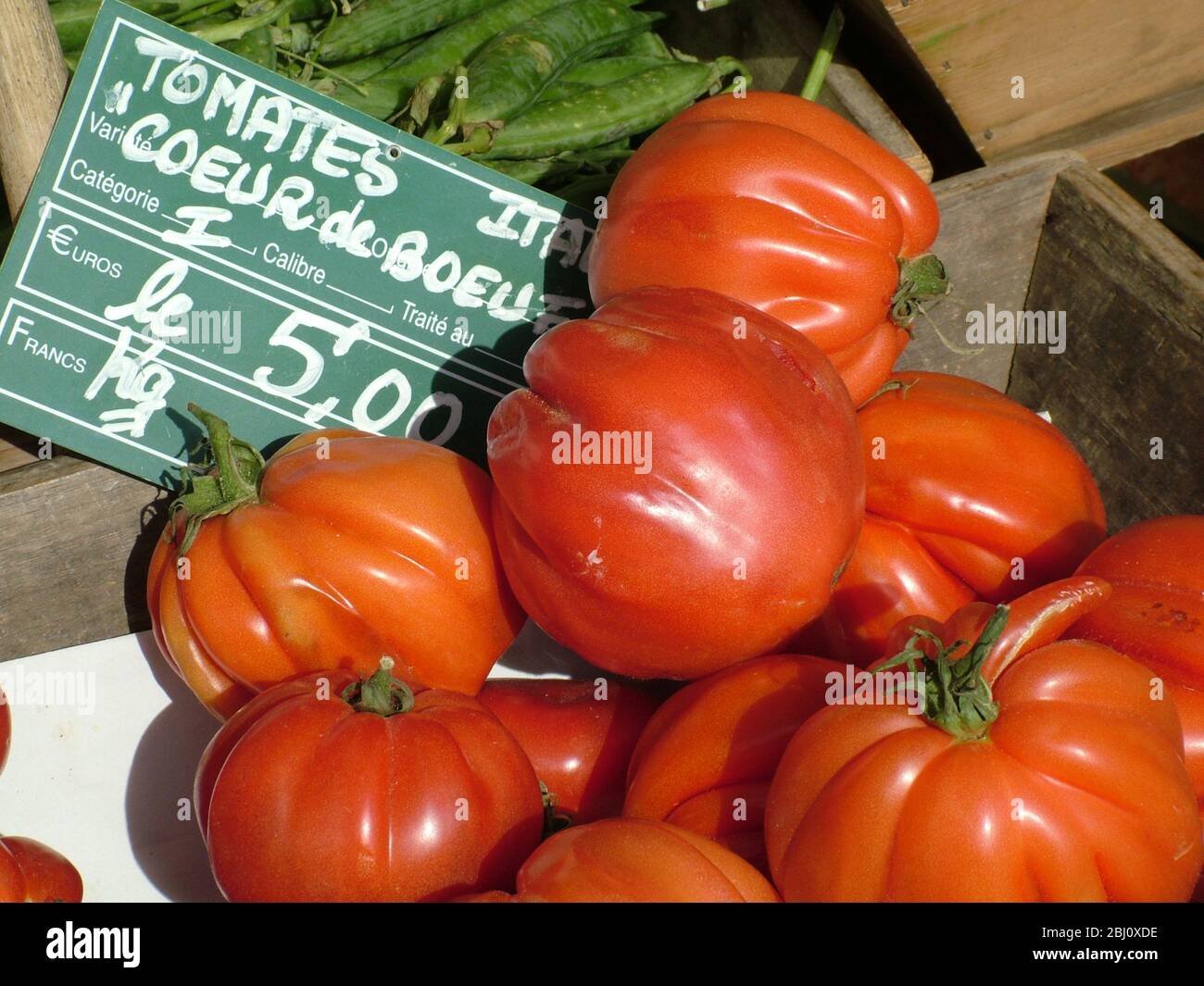 Grandes tomates de boeuf sur le marché à Menton - Banque D'Images