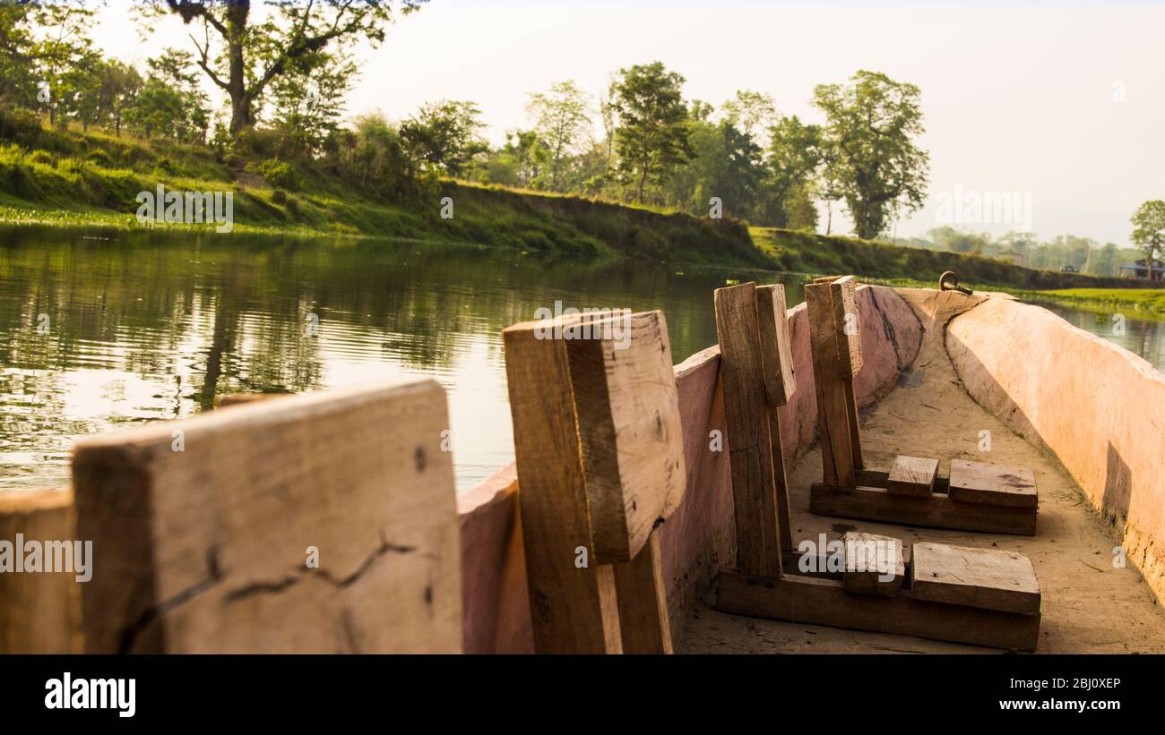 Tabourets en bois en bateau sur une rivière dans le parc national de Chitwan, au Népal Banque D'Images