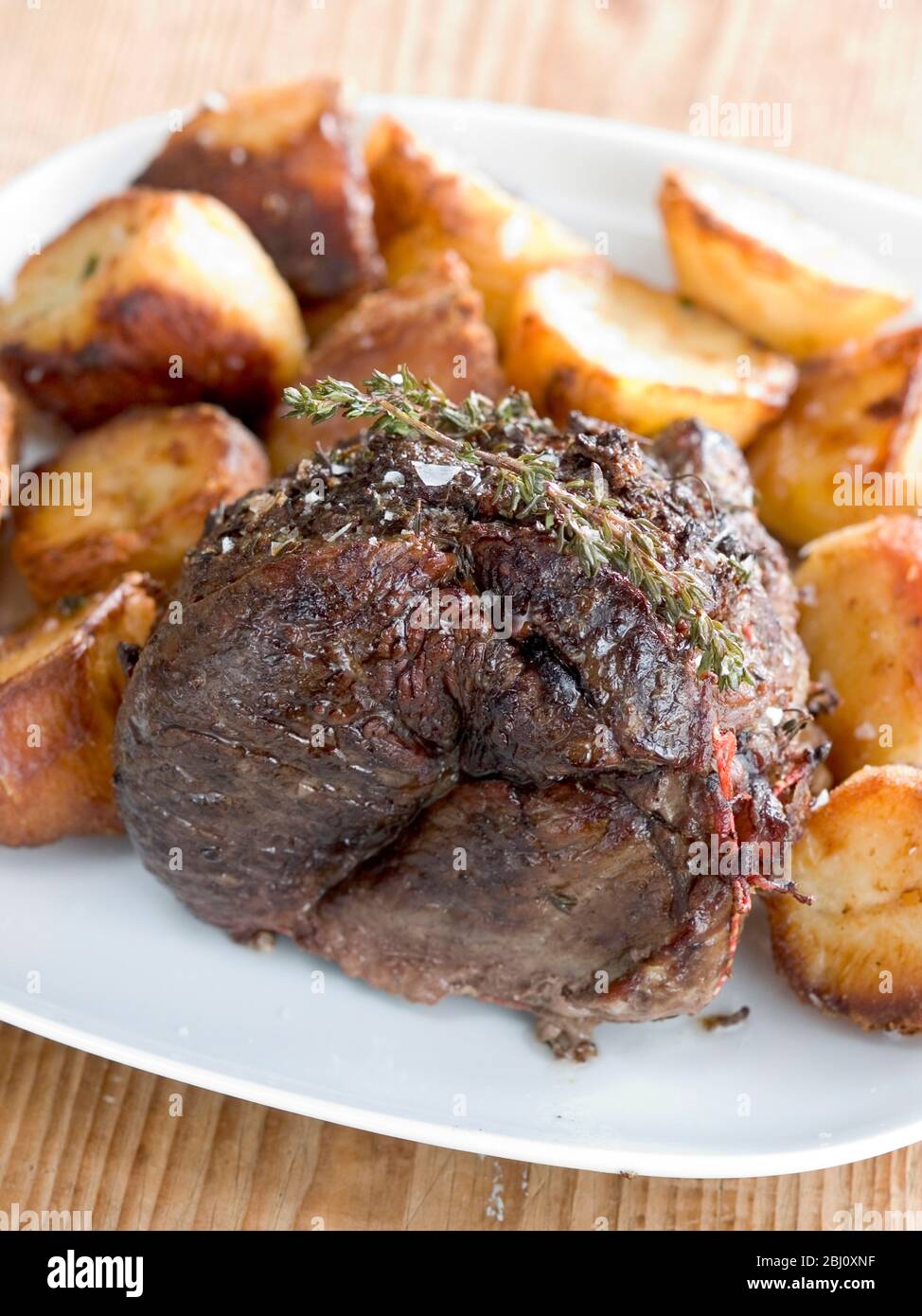 Déjeuner traditionnel britannique le dimanche de bœuf rôti et de pommes de terre rôties - Banque D'Images