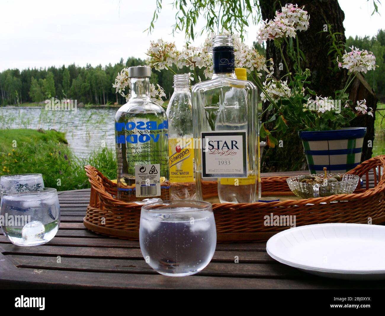 Plateau de boissons ramené au bord de l'eau le soir d'été à Varmland, Suède - Banque D'Images