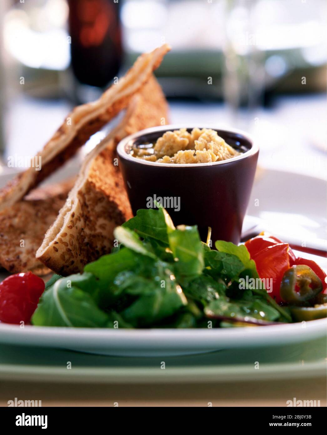 Houmous avec salade verte et pain pitta - Banque D'Images Houmous avec salade verte et pain pitta - Banque D'Images