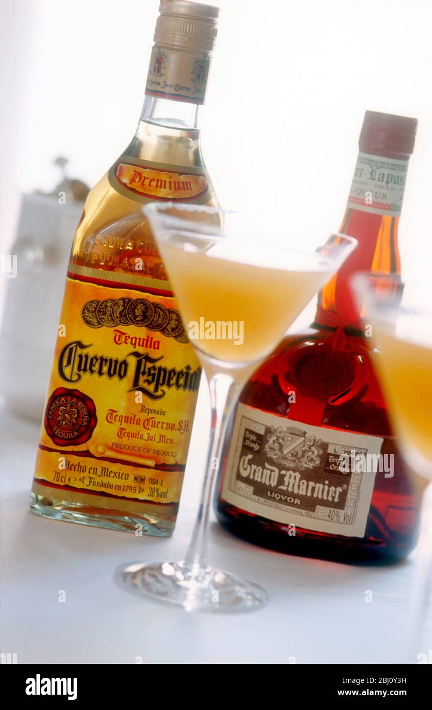 MARGARITA ¥ 1/3 Grand Marnier ¥ 1/3 tequila ¥ 1/3 jus de citron frais humide mouillez le bord d'un verre à cocktail avec du jus de citron vert et plongez dans le sel. Remplir Banque D'Images