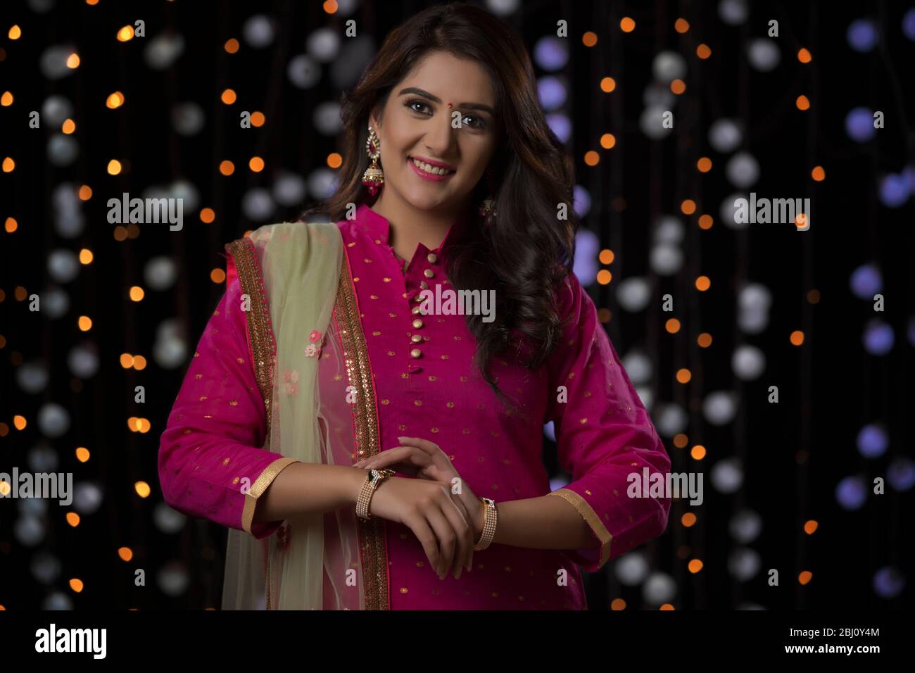 Young woman smiling at the camera Banque D'Images