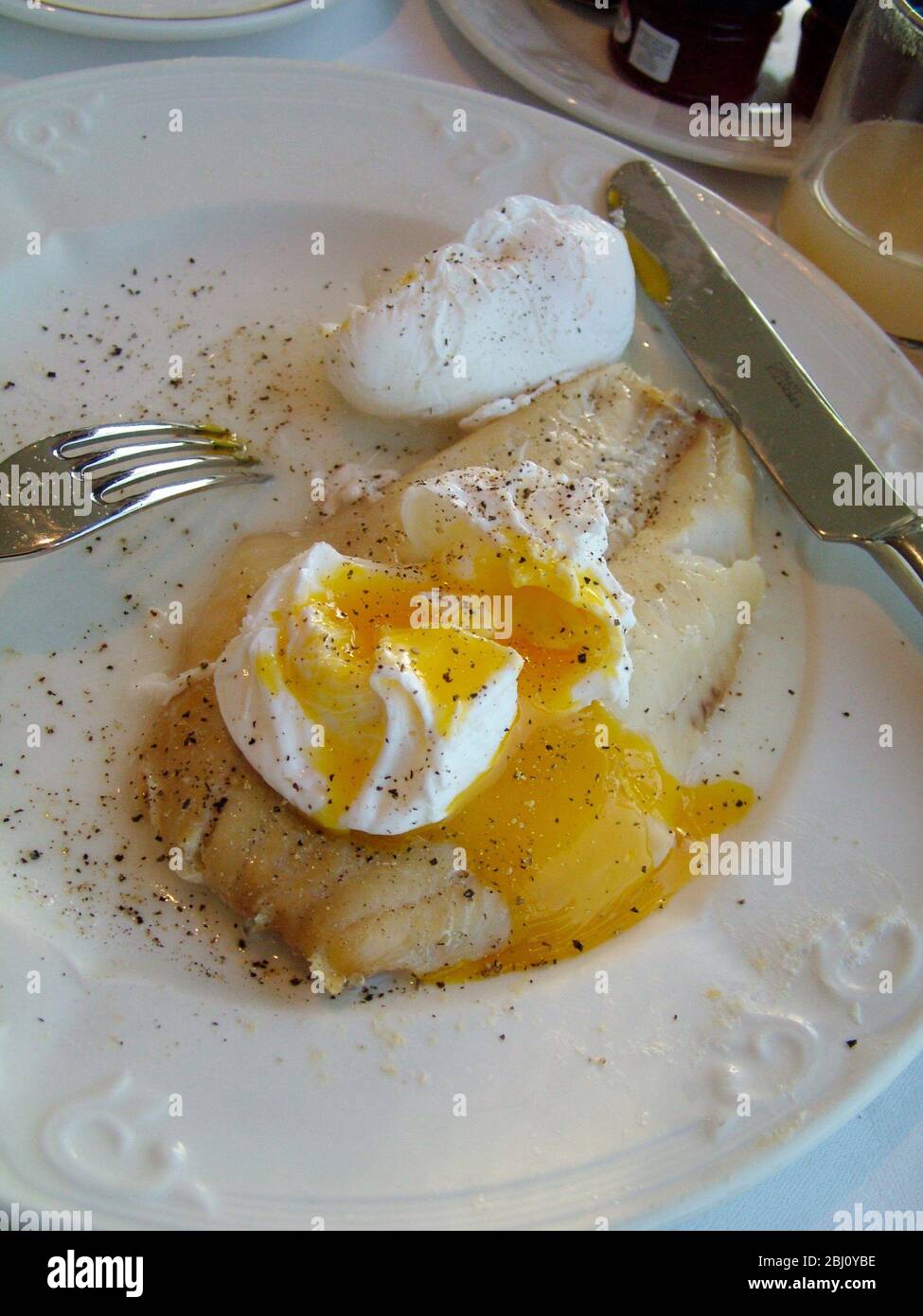 Deux œufs pochés sur de l'aiglefin fumé au petit déjeuner à l'hôtel écossais - Banque D'Images