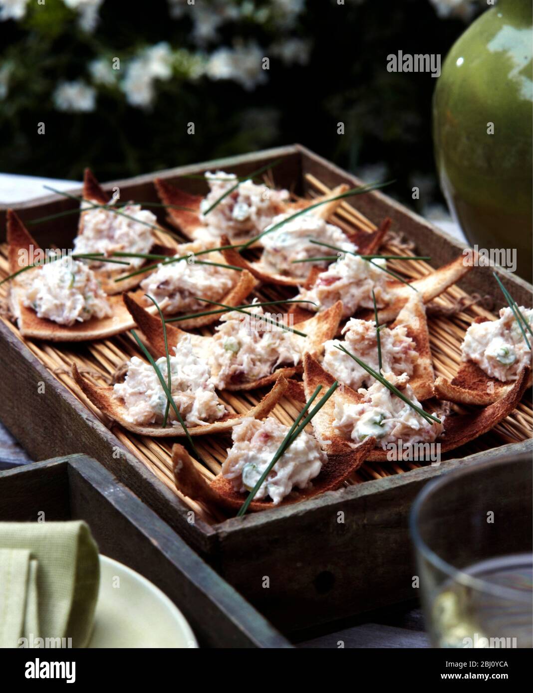 Canapés de pain grillé melba surmontés de crabe et de ciboulette croisée - Banque D'Images