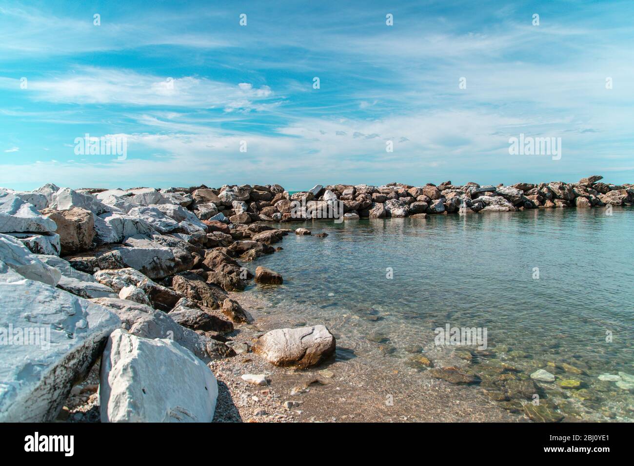 Marina di Pisa, rocher sur la côte à midi. Mer Méditerranée. Banque D'Images