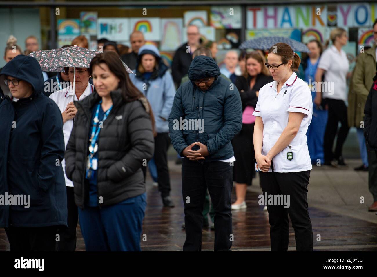 Membres du personnel à l'extérieur de l'hôpital Royal Derby, pendant une minute de silence pour rendre hommage au personnel du NHS et aux principaux travailleurs morts lors de l'éclosion de coronavirus. Banque D'Images