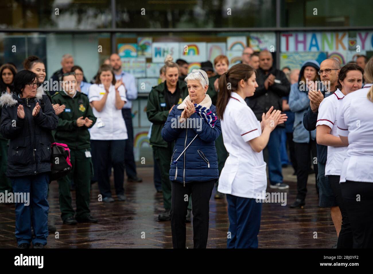 Les membres du personnel se félicitent devant l'hôpital Royal Derby, après une minute de silence pour rendre hommage au personnel du NHS et aux principaux travailleurs morts lors de l'éclosion de coronavirus. Banque D'Images