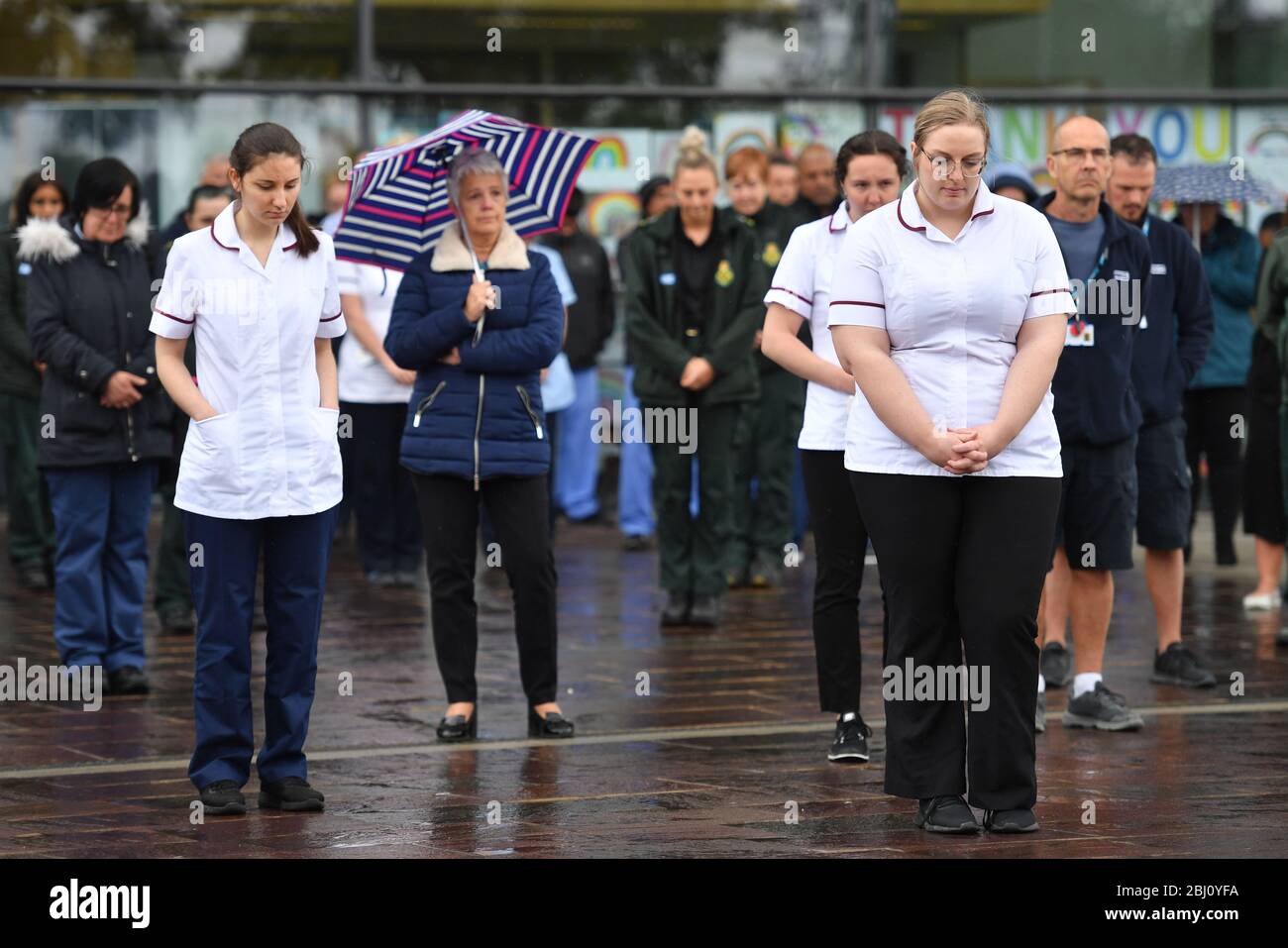 Le personnel se tient à l'extérieur de l'hôpital Royal Derby, pendant un procès-verbal, pour rendre hommage au personnel du NHS et aux principaux travailleurs morts lors de l'éclosion de coronavirus. Banque D'Images