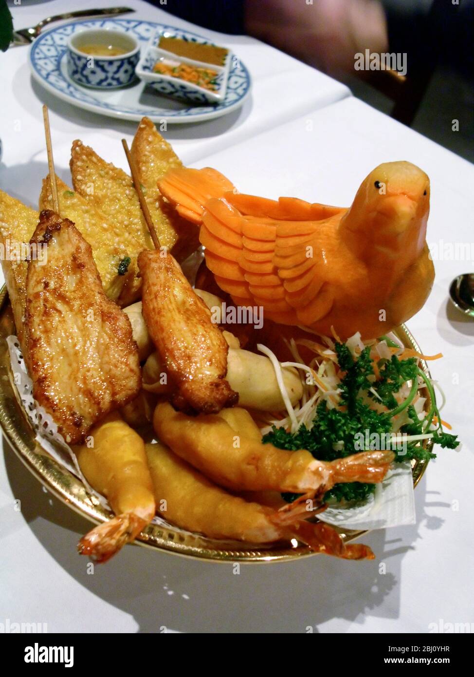 Des entrées thaïlandaises au restaurant avec un oiseau sculpté de carotte comme décoration - Banque D'Images