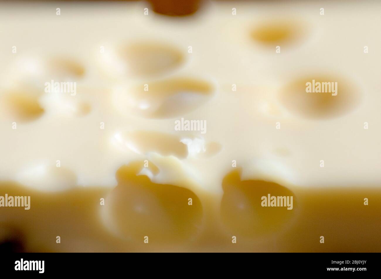 Plateau de fromage Emmental tourné avec lentille pour lapbébés pour une faible profondeur de champ - Banque D'Images