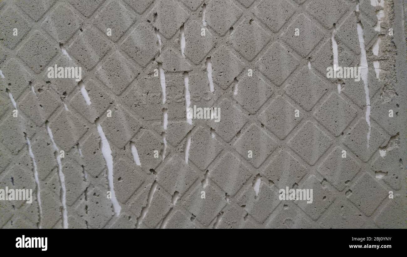 Rainures de la spatule sur le mur après avoir retiré la tuile Banque D'Images