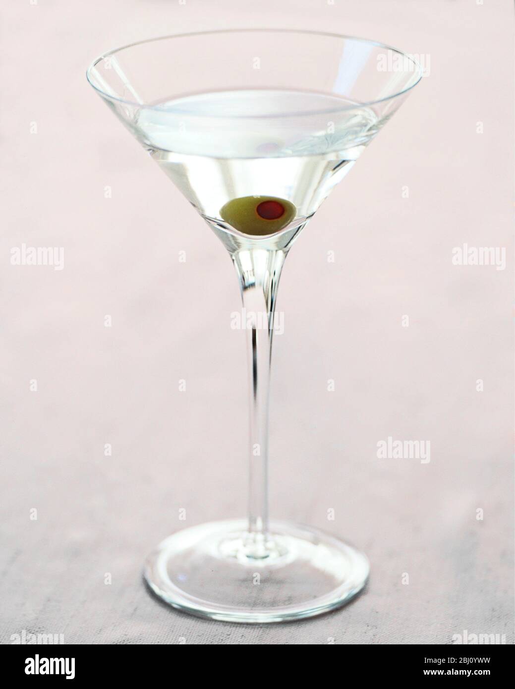 Martini sec ou Vodkatini dans un verre à cocktail classique avec olive farcie - Banque D'Images