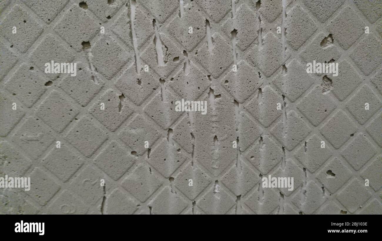 Rainures de la spatule sur le mur après avoir retiré la tuile Banque D'Images
